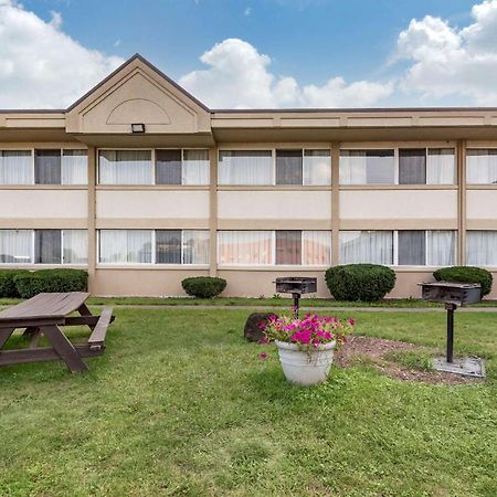 Quality Inn & Suites Vestal Binghamton Near University Bagian luar foto