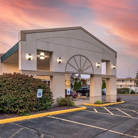Quality Inn & Suites Vestal Binghamton Near University Bagian luar foto