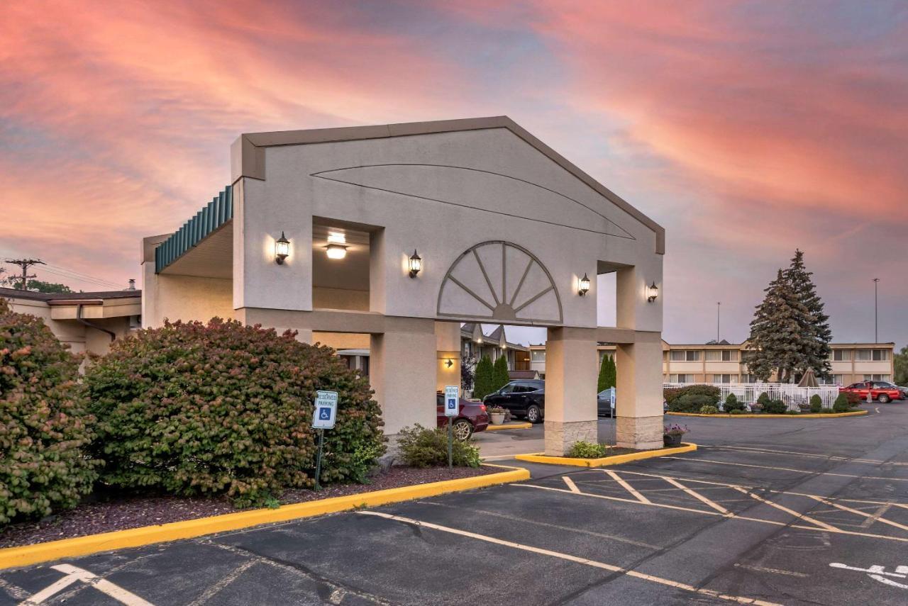 Quality Inn & Suites Vestal Binghamton Near University Bagian luar foto