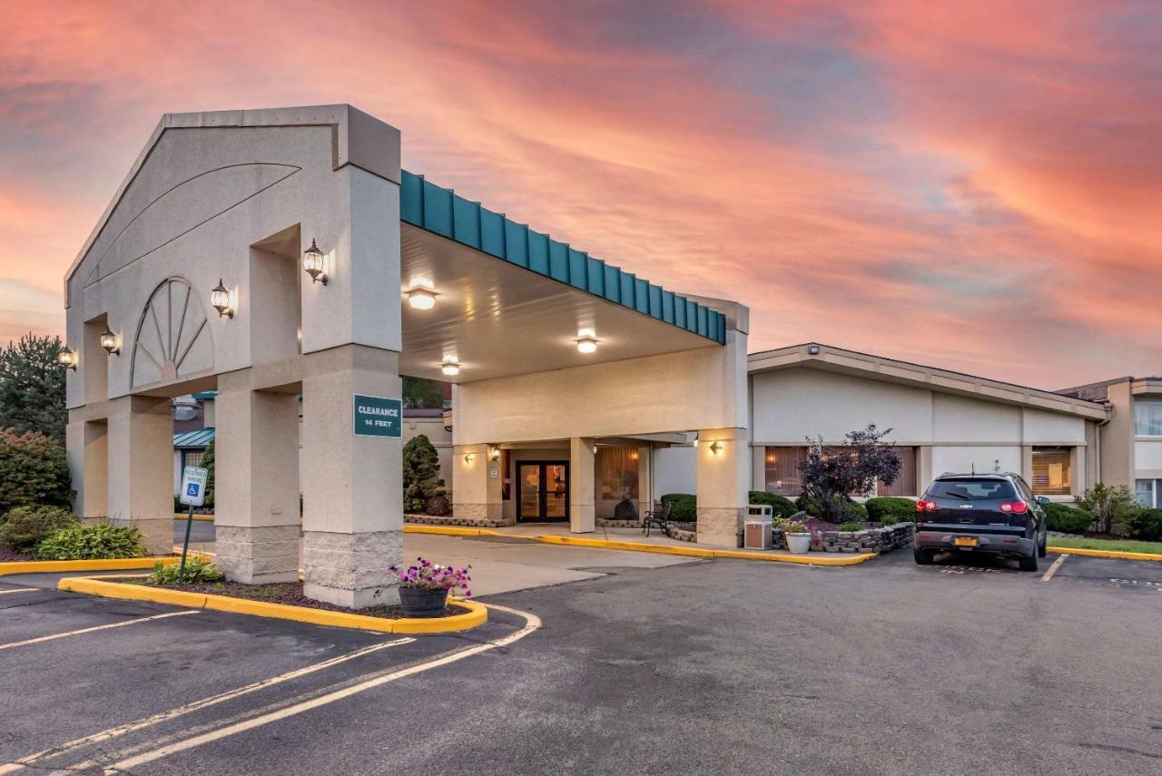 Quality Inn & Suites Vestal Binghamton Near University Bagian luar foto