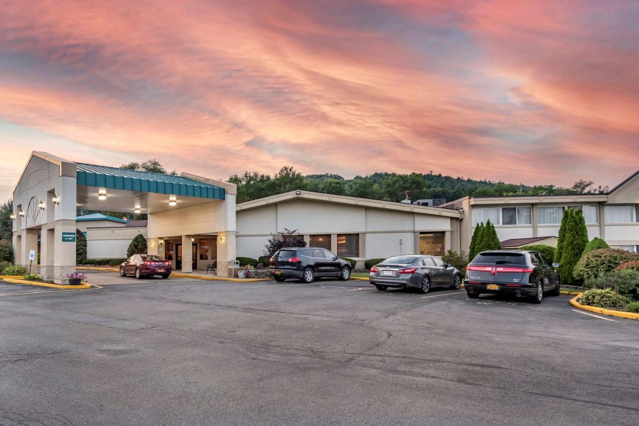 Quality Inn & Suites Vestal Binghamton Near University Bagian luar foto
