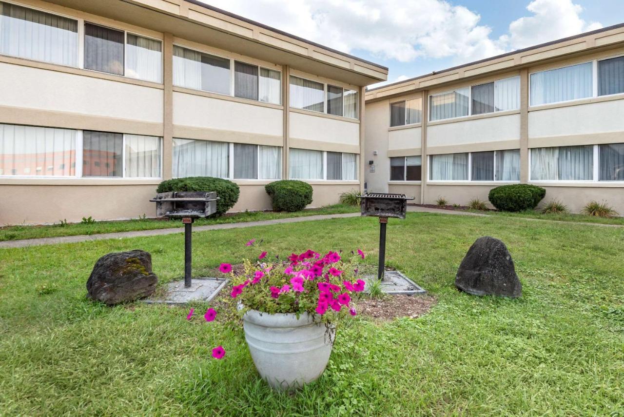 Quality Inn & Suites Vestal Binghamton Near University Bagian luar foto