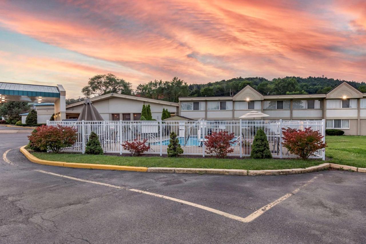 Quality Inn & Suites Vestal Binghamton Near University Bagian luar foto