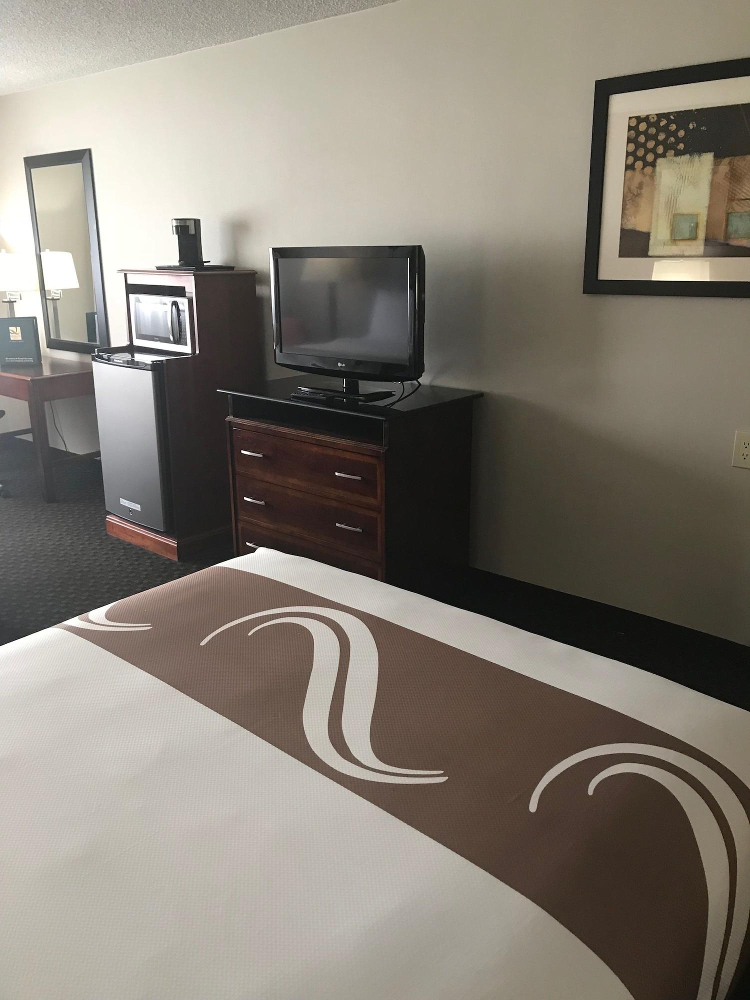 Quality Inn & Suites Vestal Binghamton Near University Bagian luar foto