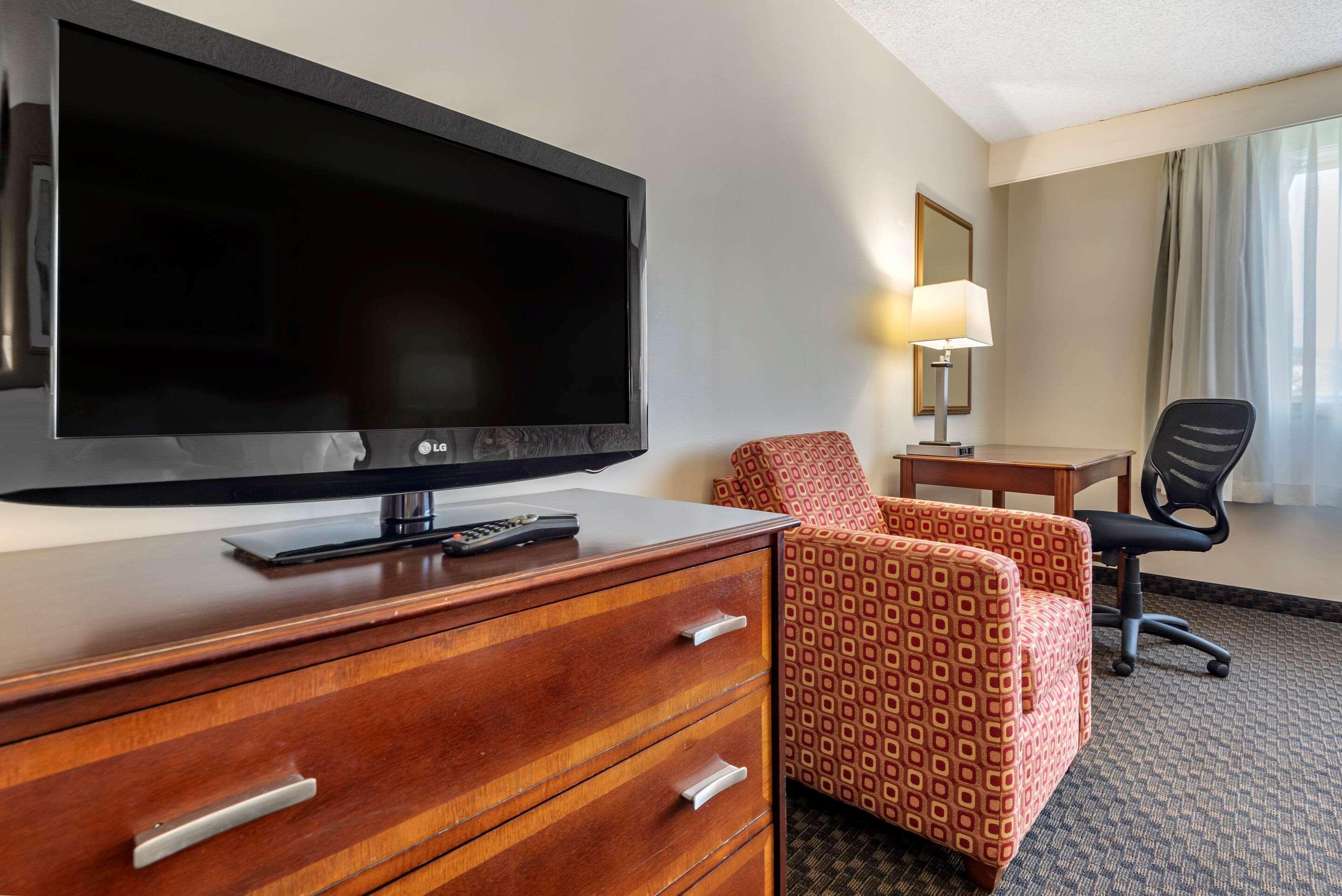 Quality Inn & Suites Vestal Binghamton Near University Bagian luar foto