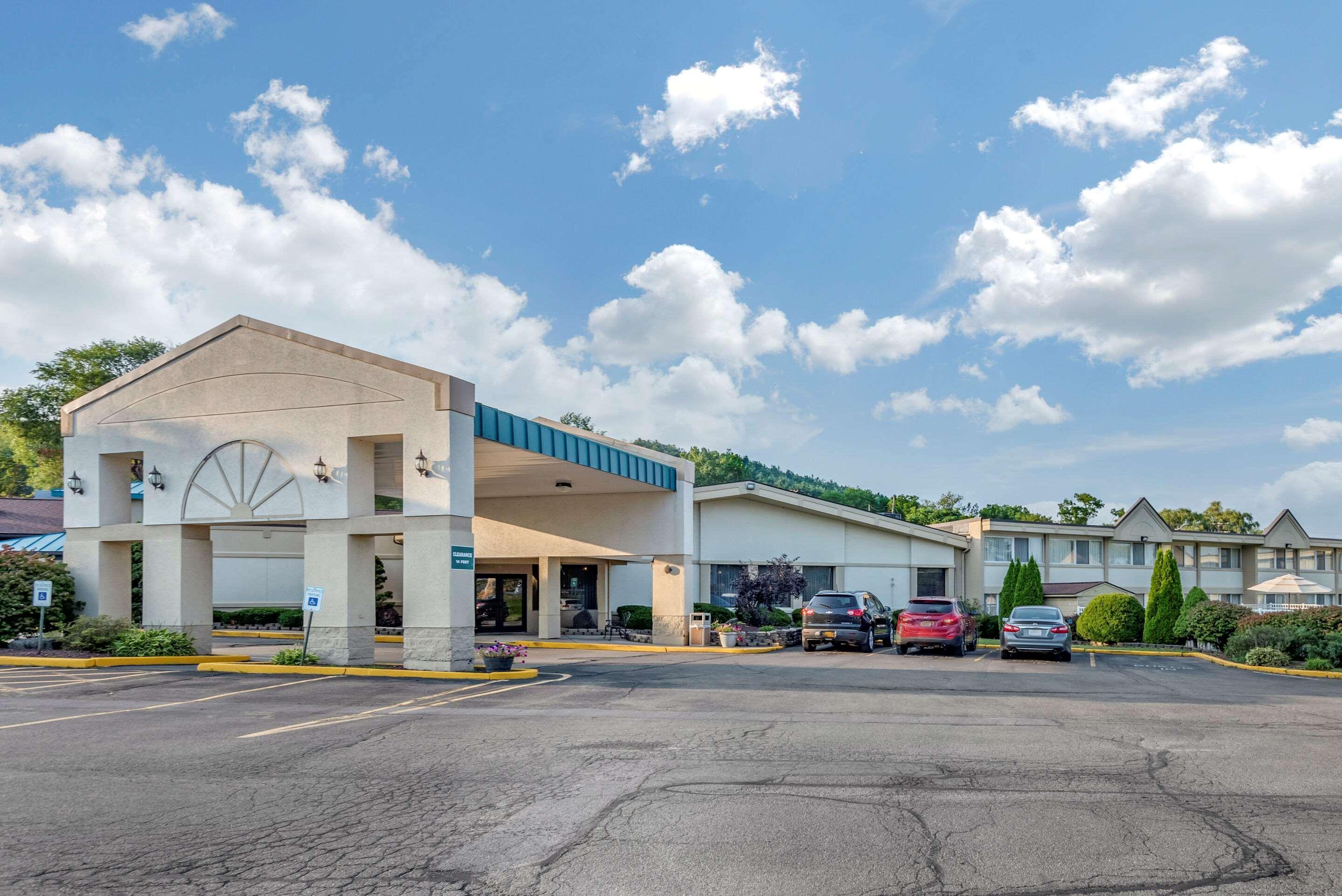 Quality Inn & Suites Vestal Binghamton Near University Bagian luar foto