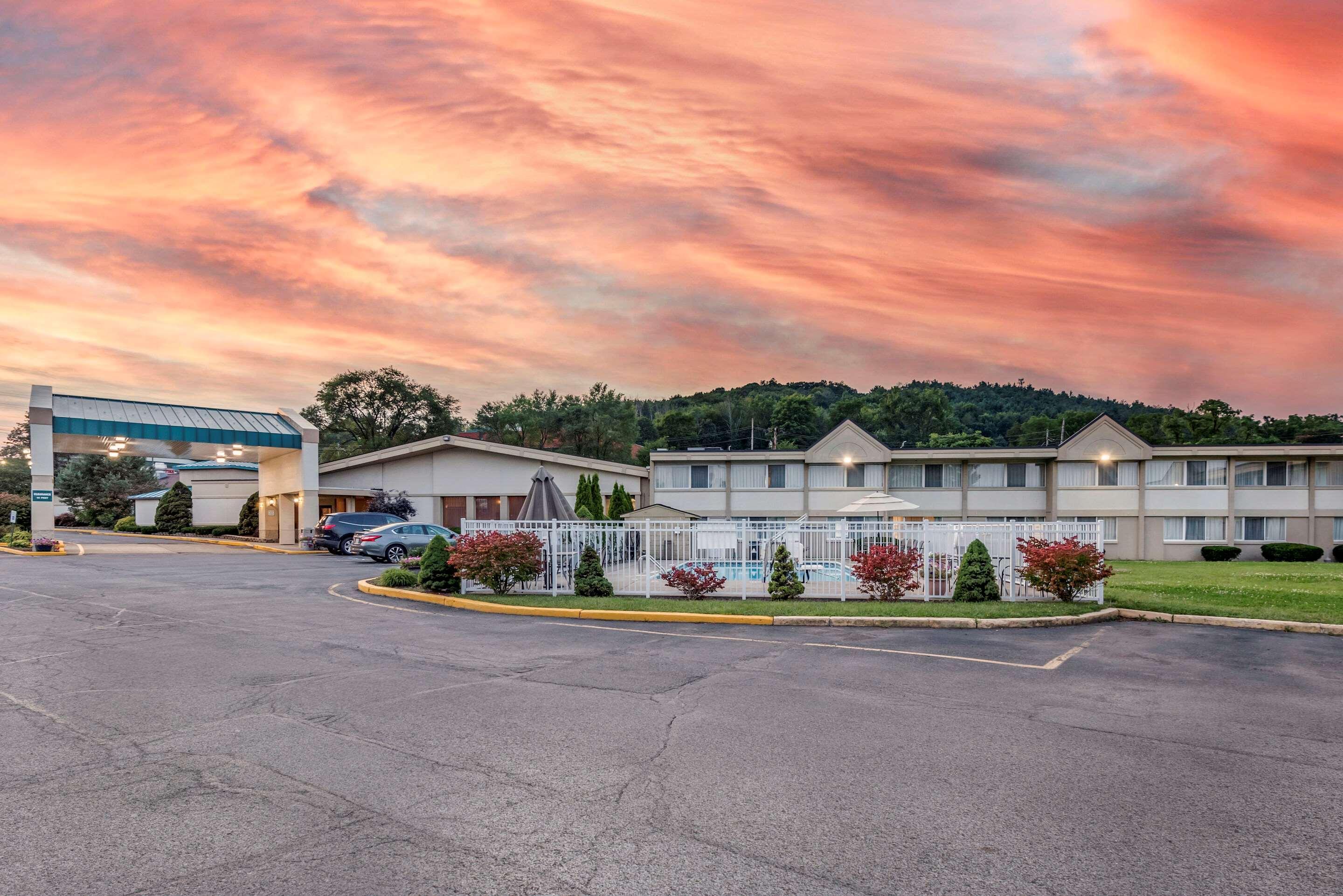 Quality Inn & Suites Vestal Binghamton Near University Bagian luar foto