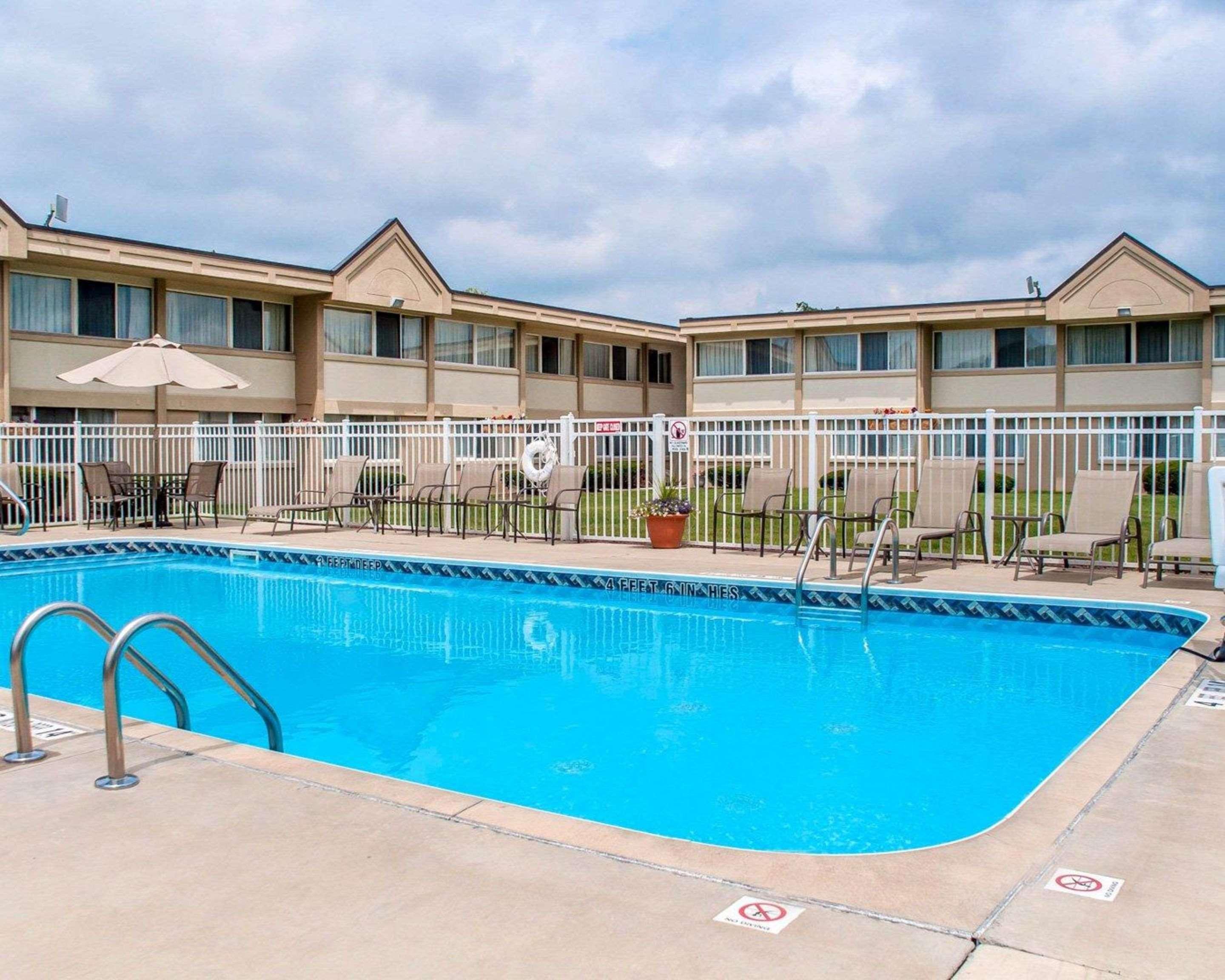 Quality Inn & Suites Vestal Binghamton Near University Bagian luar foto
