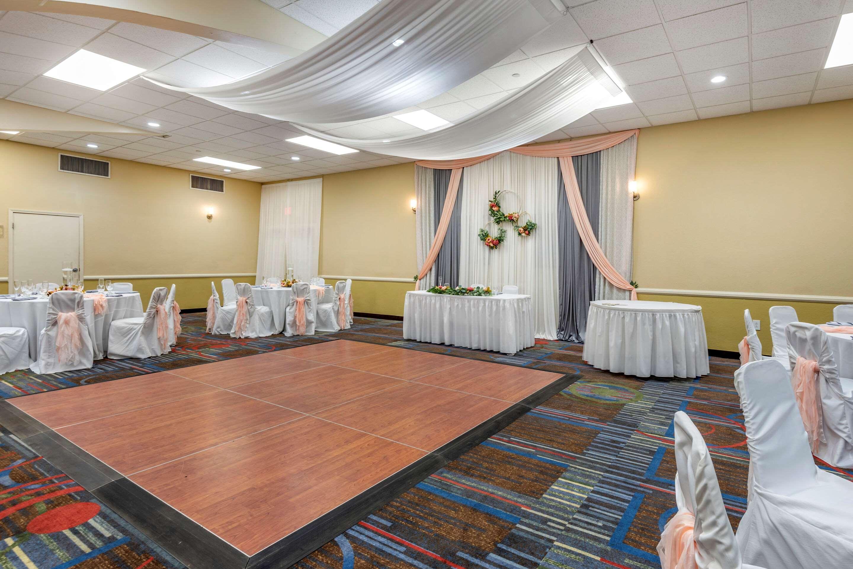 Quality Inn & Suites Vestal Binghamton Near University Bagian luar foto