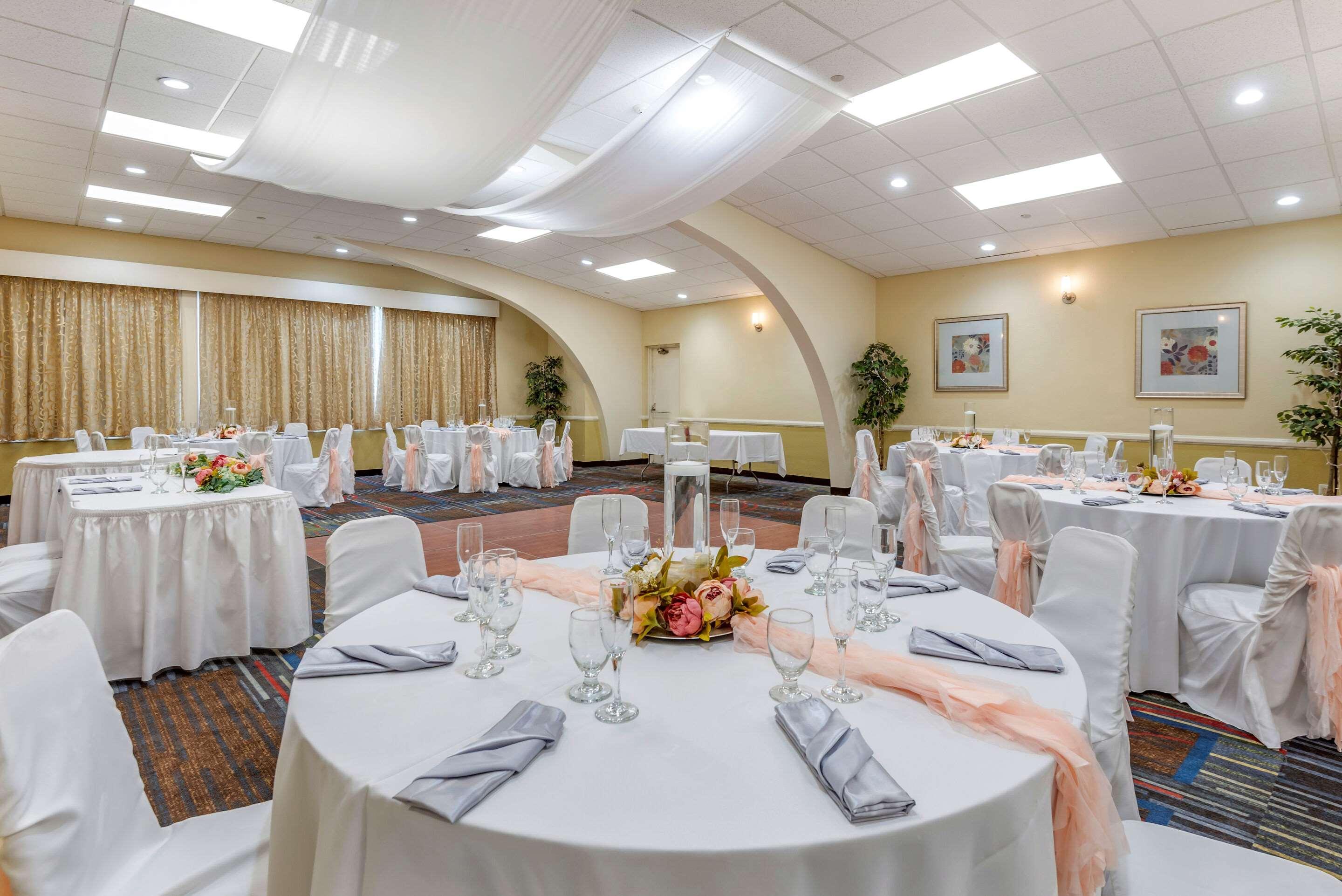 Quality Inn & Suites Vestal Binghamton Near University Bagian luar foto