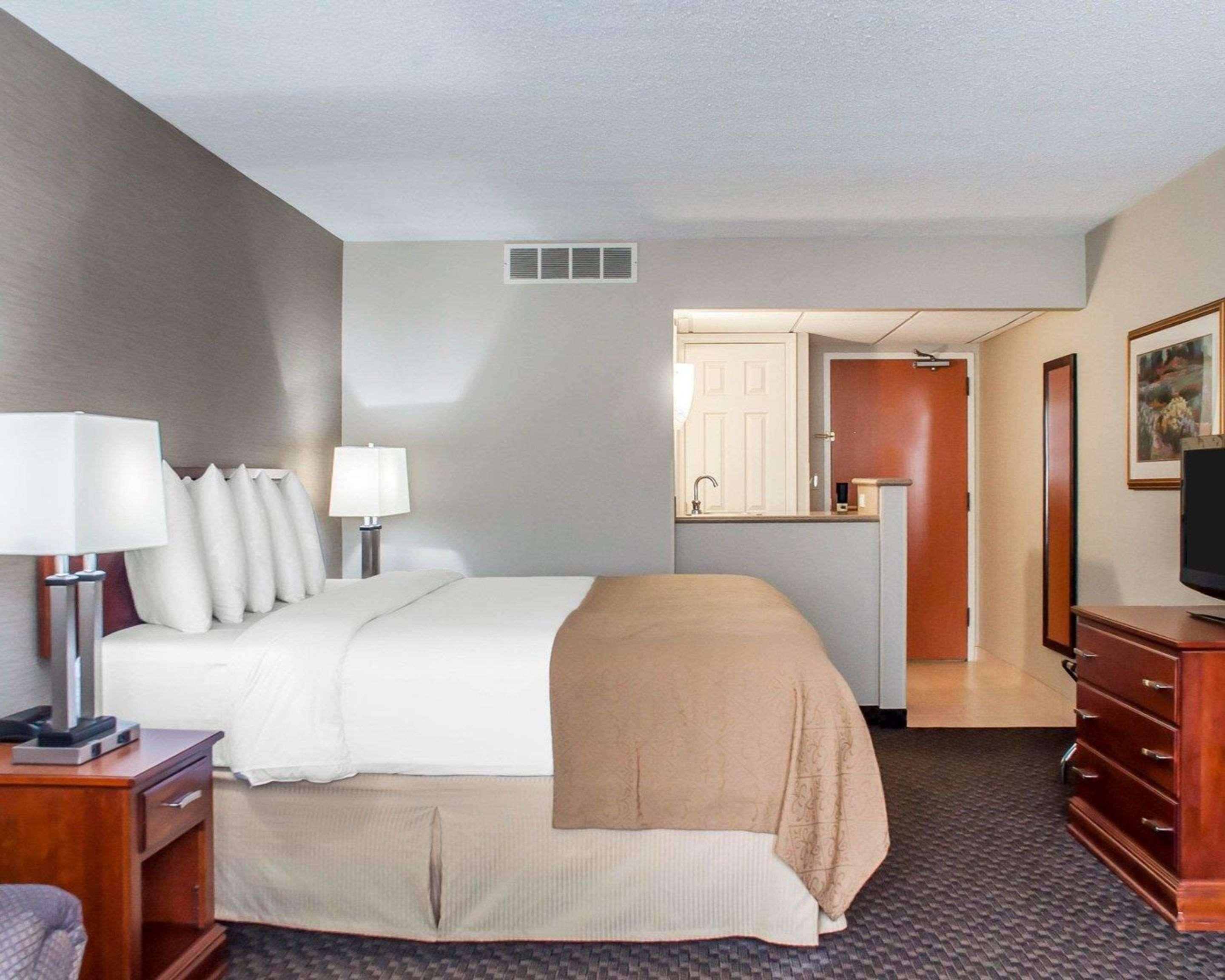 Quality Inn & Suites Vestal Binghamton Near University Bagian luar foto
