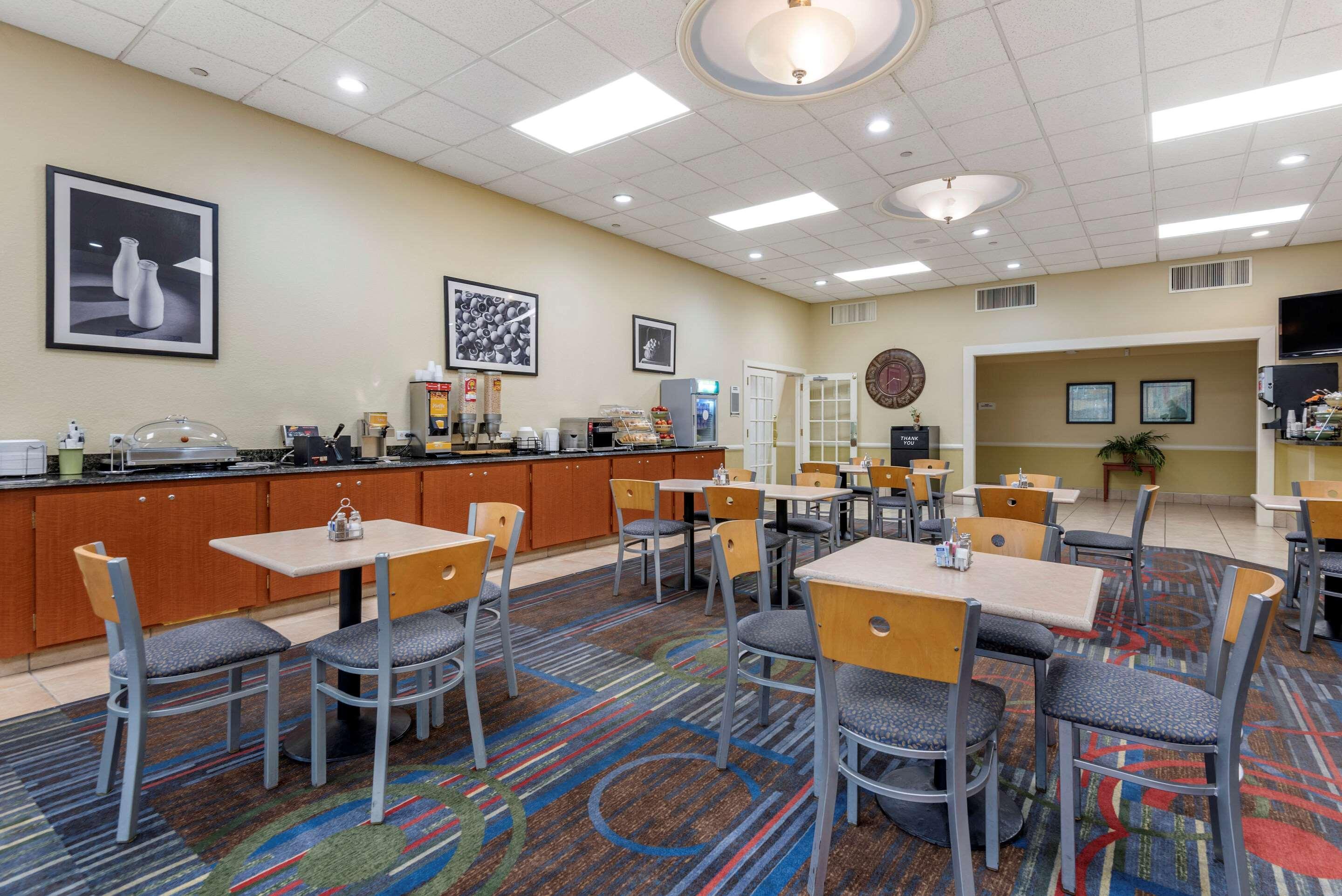 Quality Inn & Suites Vestal Binghamton Near University Bagian luar foto