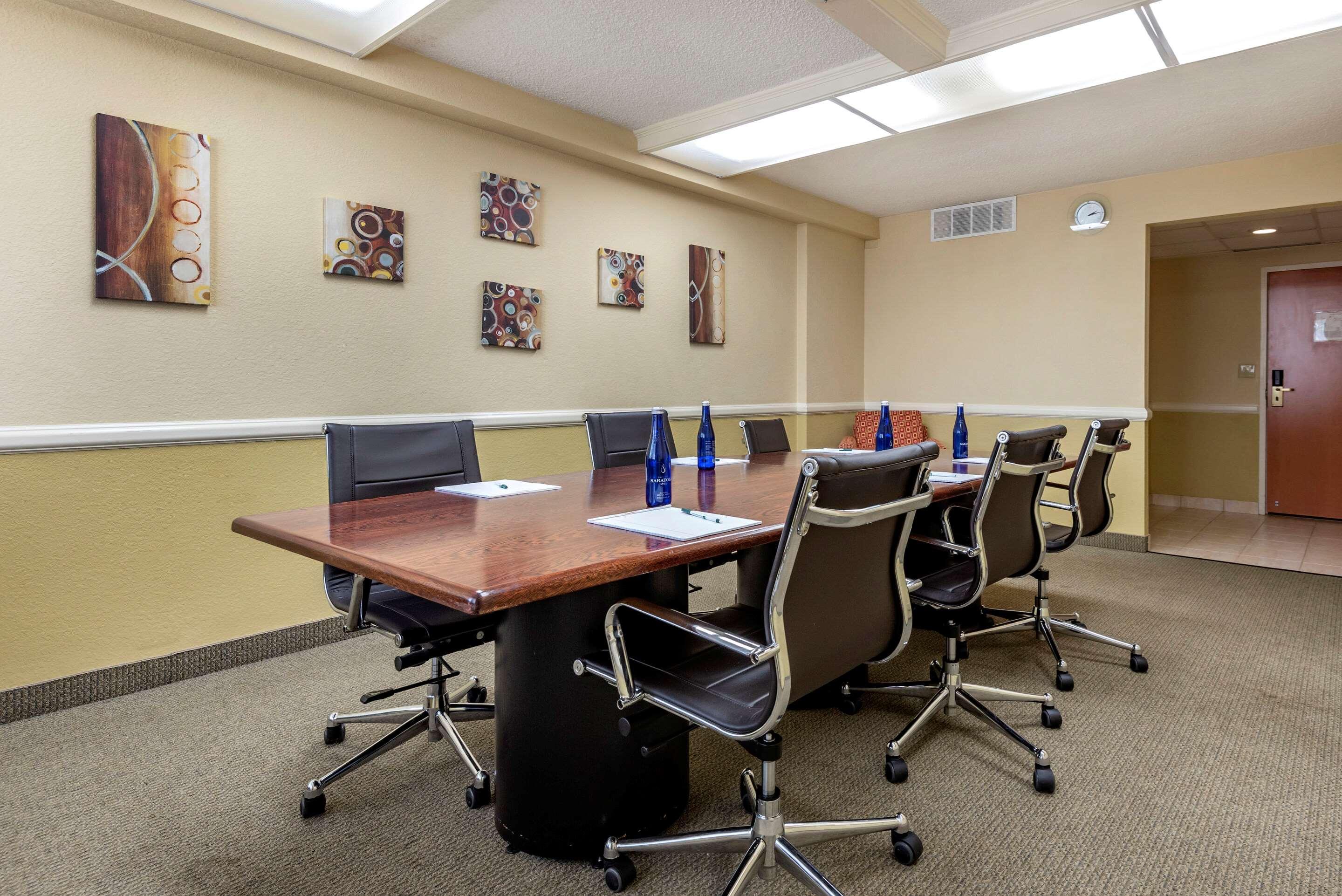 Quality Inn & Suites Vestal Binghamton Near University Bagian luar foto
