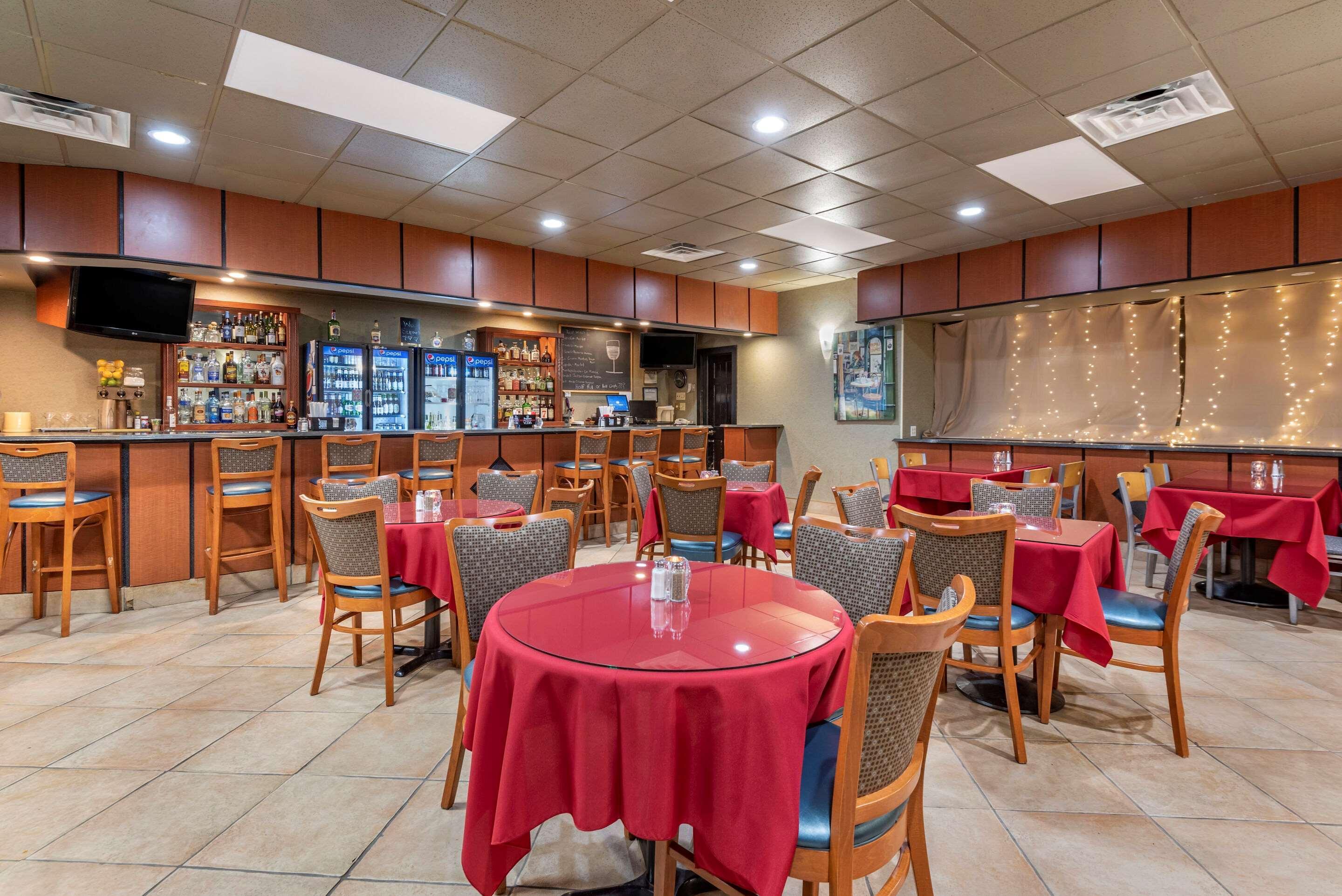 Quality Inn & Suites Vestal Binghamton Near University Bagian luar foto