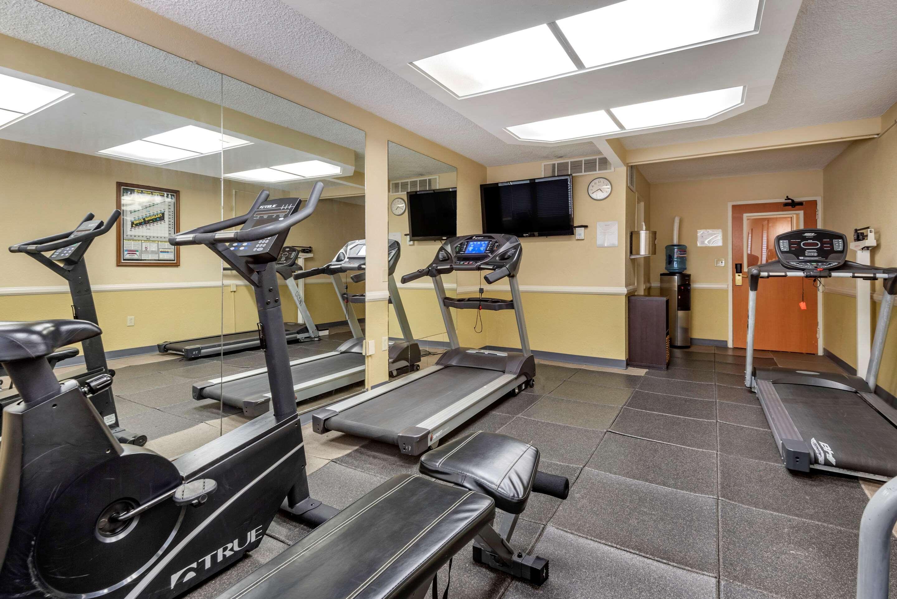 Quality Inn & Suites Vestal Binghamton Near University Bagian luar foto