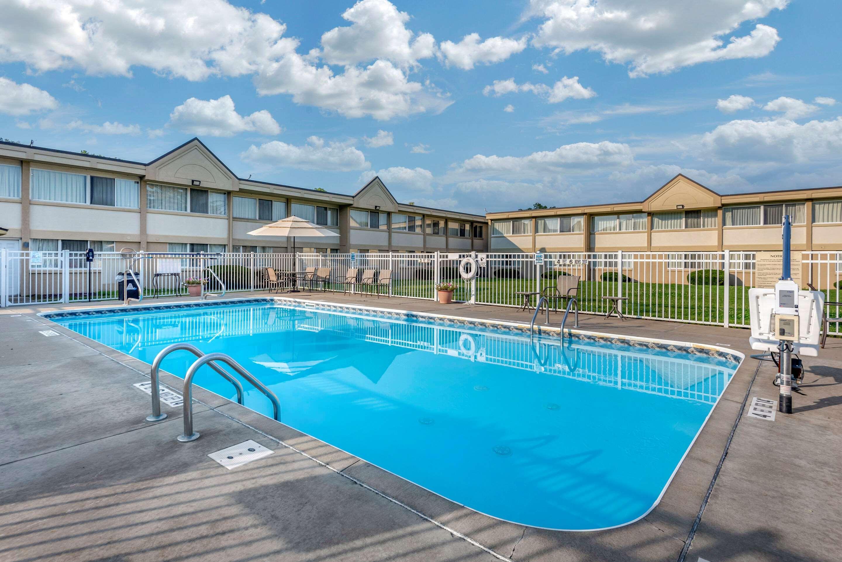 Quality Inn & Suites Vestal Binghamton Near University Bagian luar foto