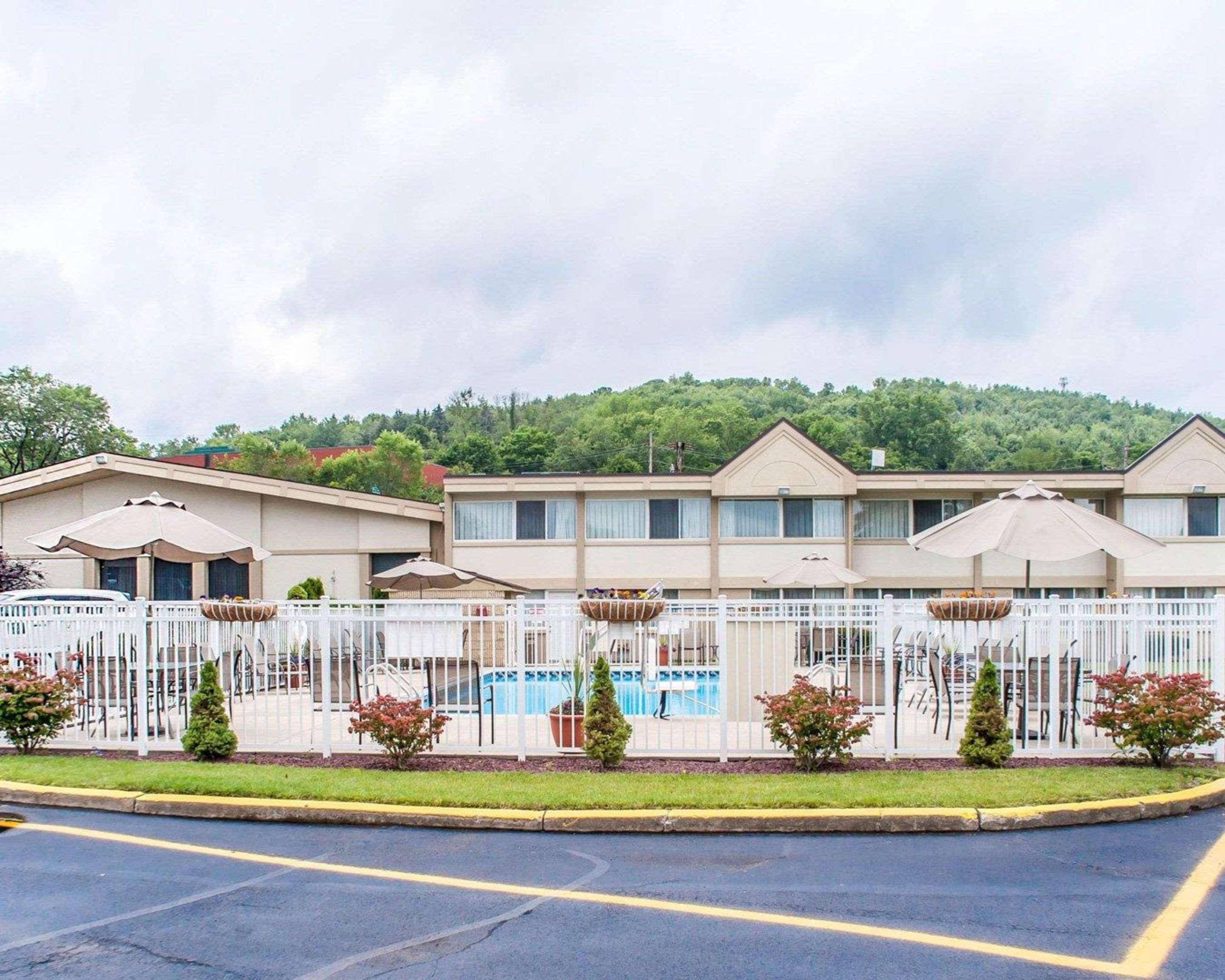Quality Inn & Suites Vestal Binghamton Near University Bagian luar foto