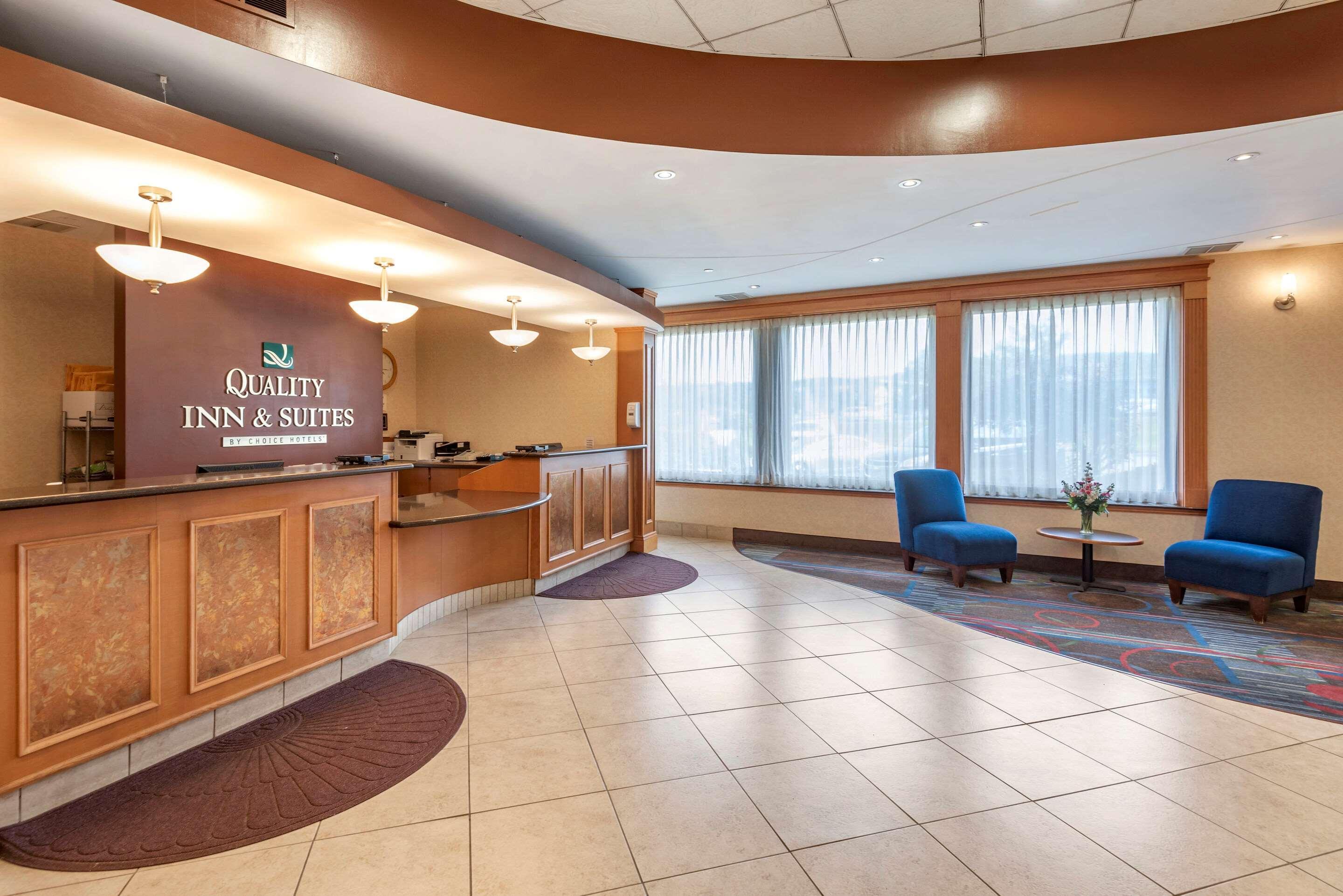 Quality Inn & Suites Vestal Binghamton Near University Bagian luar foto