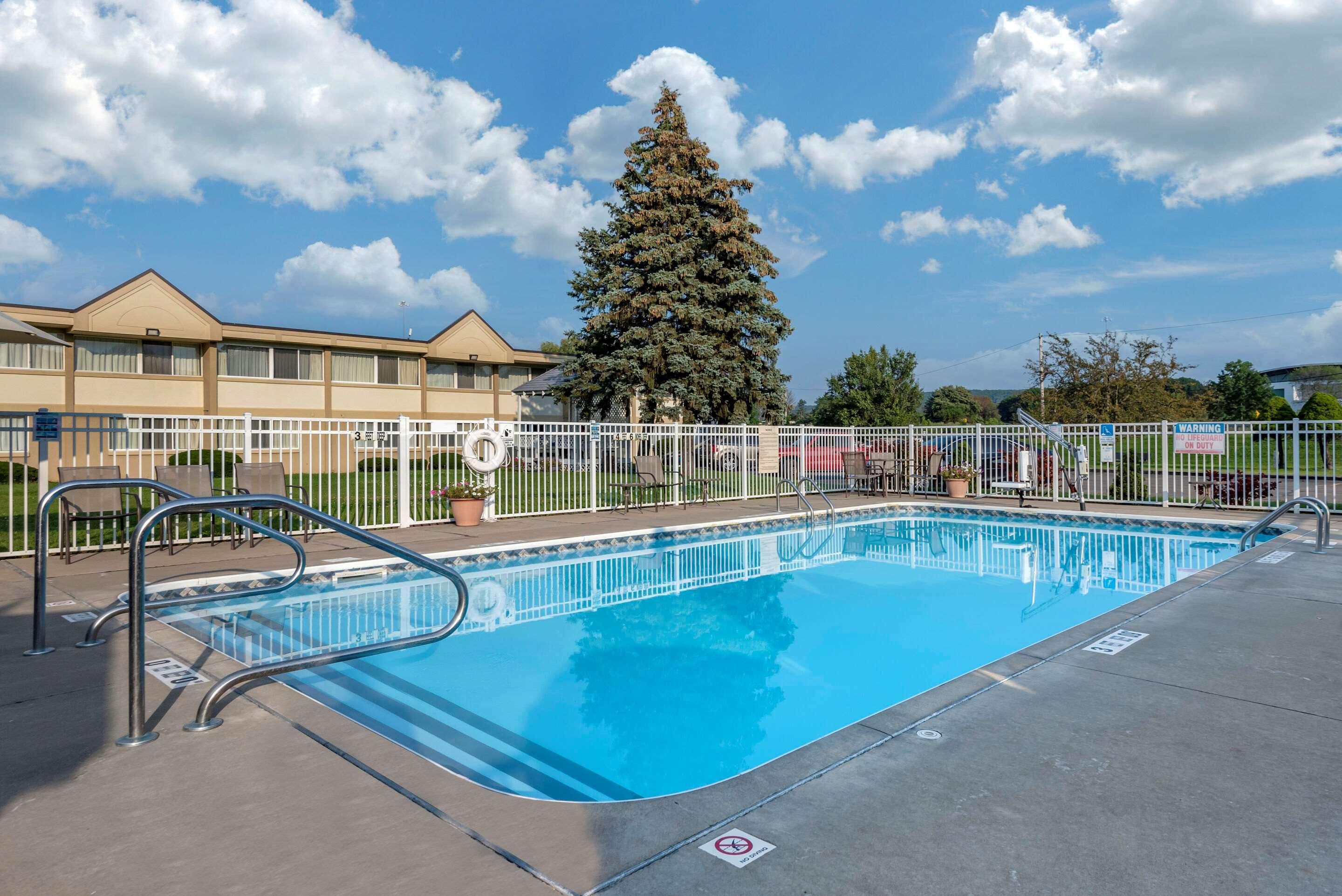 Quality Inn & Suites Vestal Binghamton Near University Bagian luar foto