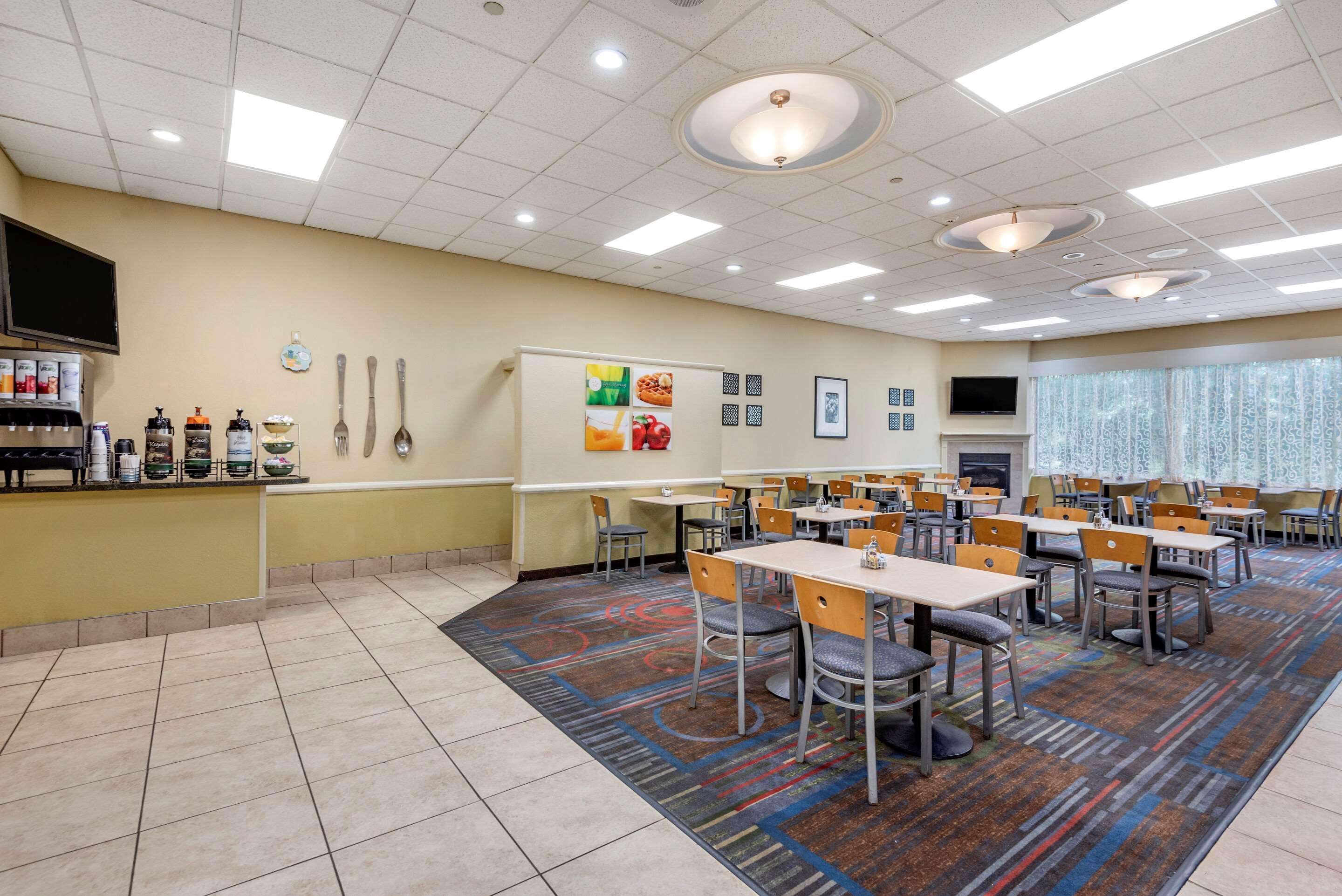 Quality Inn & Suites Vestal Binghamton Near University Bagian luar foto